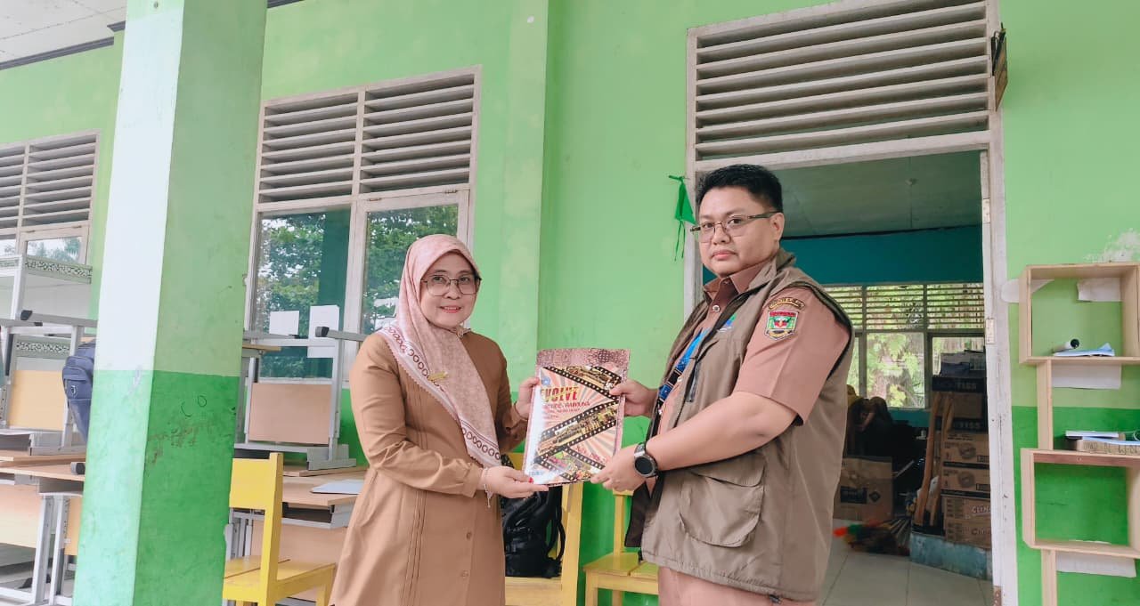 Kunjungan Inventarisasi Sekaligus Motivasi oleh Relima  Perpusnas RI Lokus Sijunjung untuk Pergerakan Literasi di SMA Negeri 9 Sijunjung