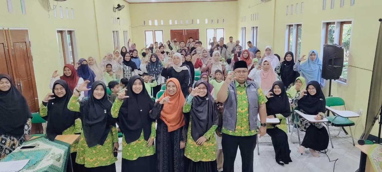Sinergi Al-Qur'an dan Teknologi: Relima Perpusnas RI Lokus Sijunjung Bekali Orang Tua Literasi Digital di Wisuda Sekolah Akhlak Cendekia Muslim
