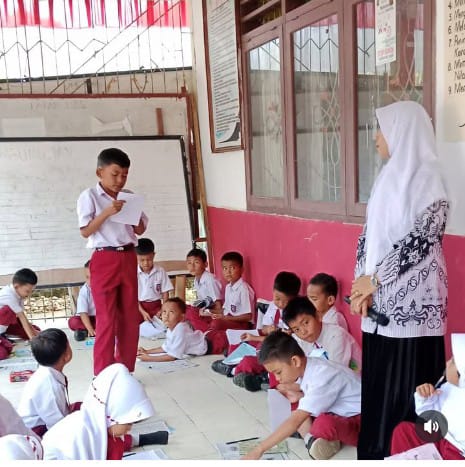 kegiatan belajar membaca bersama/literasi pagi setiap hari rabu di teras sekolah
