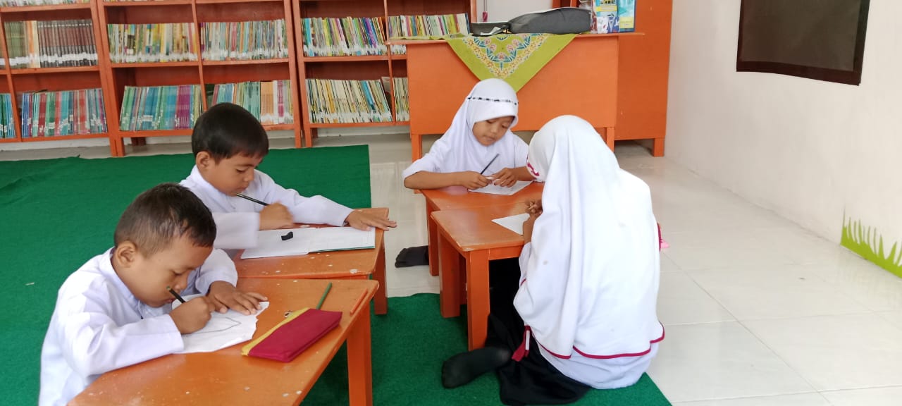 kegiatan belajar membaca bersama/memperlancar bacaan