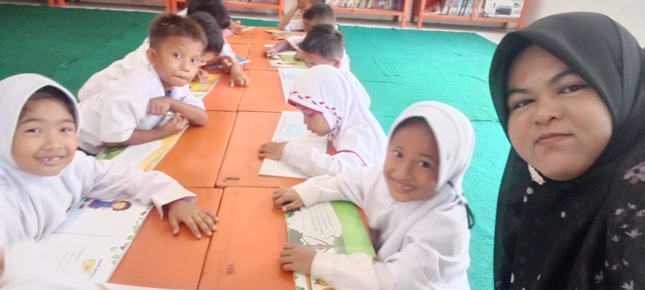 kegiatan belajar membaca bersama/literasi