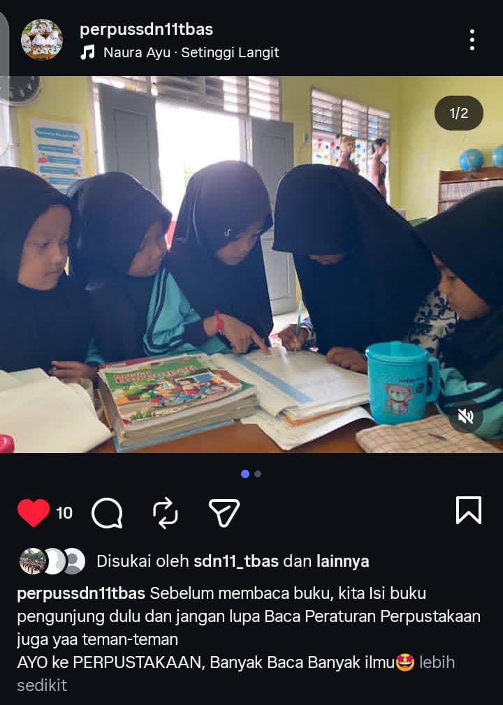 Siswa Kelas II Mengisi Buku Kunjungan Perpustakaan