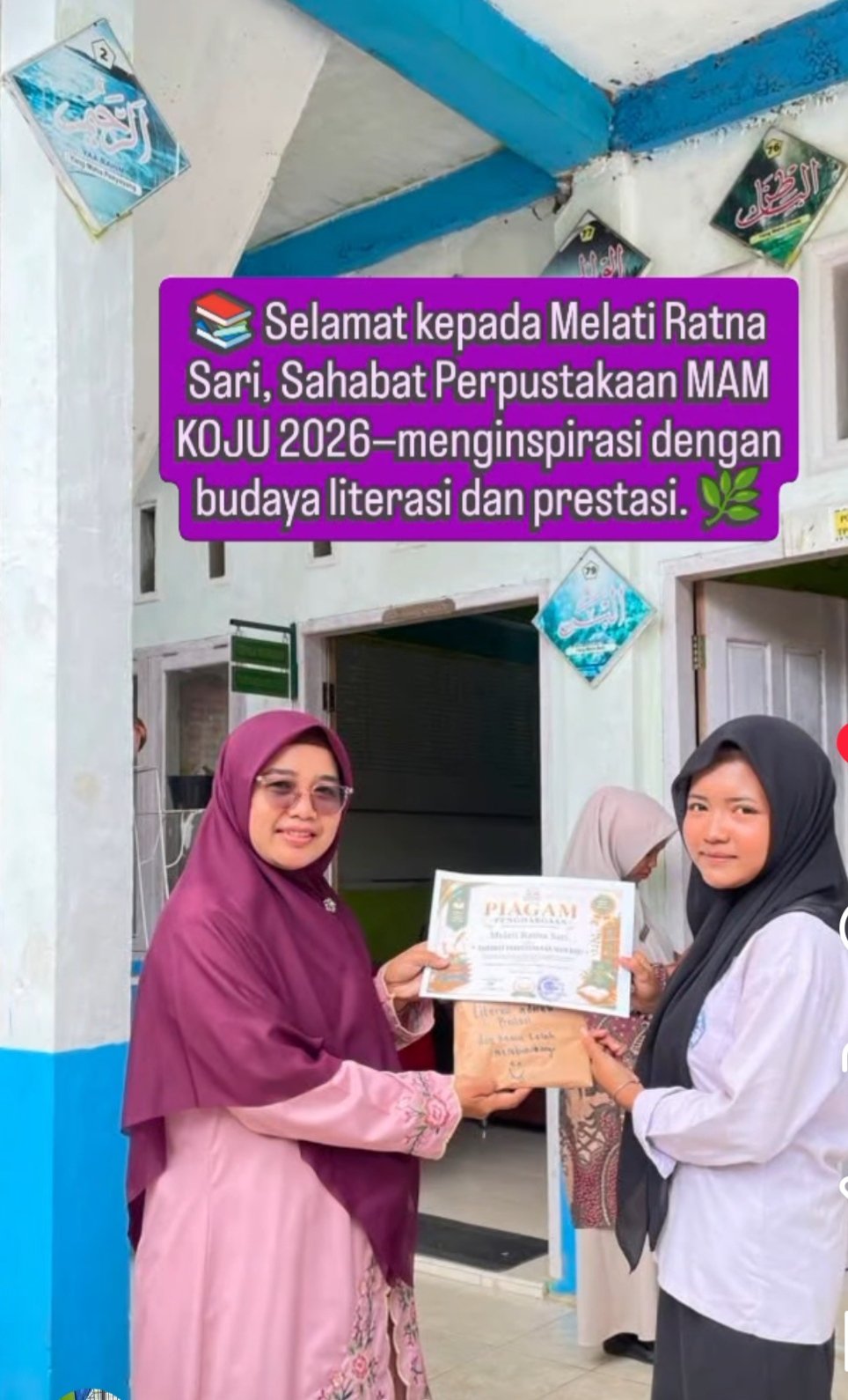 Memberikan apresiasi kepada Melati Ratna Sari sebagai Sahabat Perpustakaan MAM KOJU karena sudah sering berkunjung ke perpustakaan