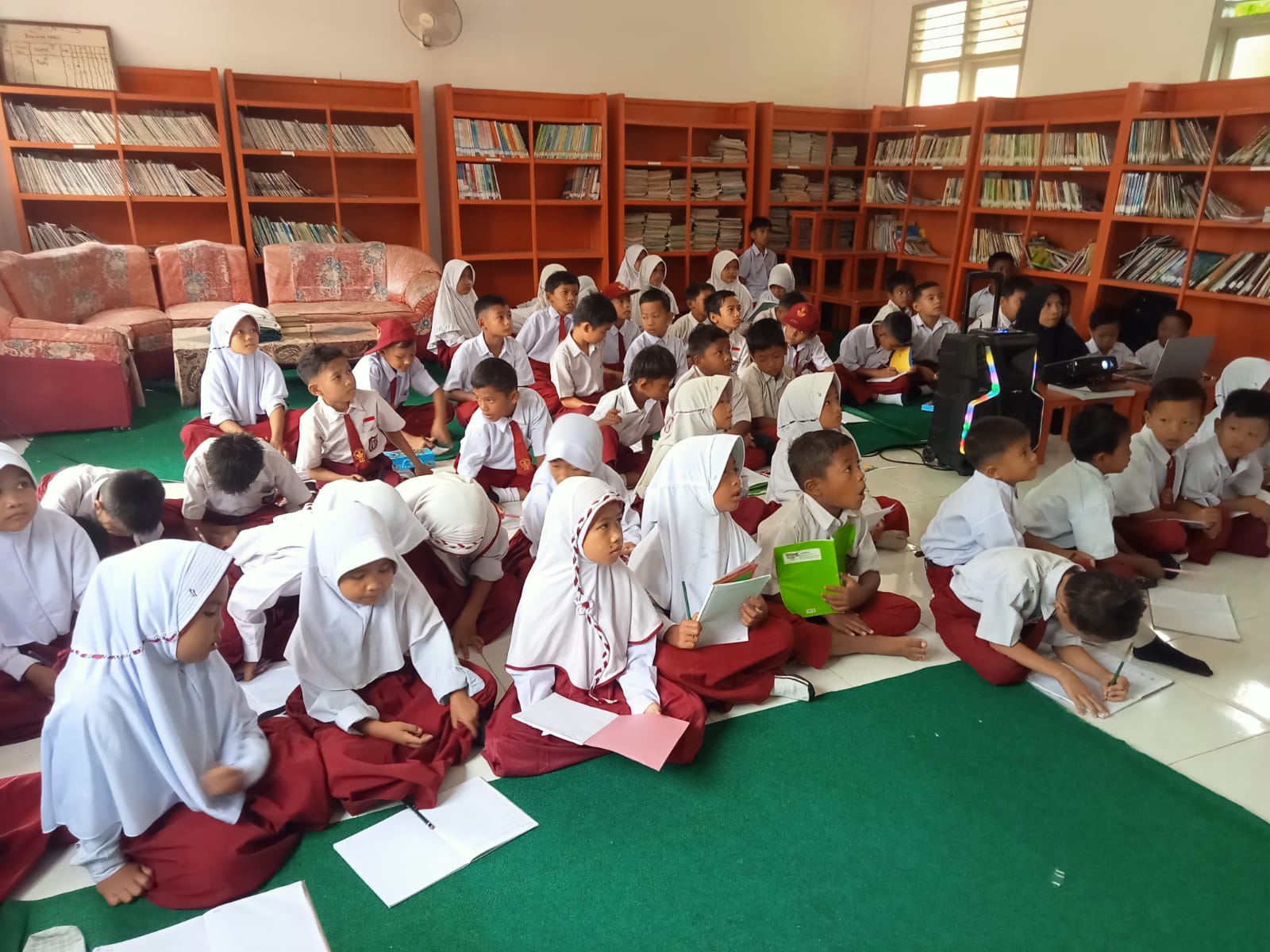 kegiatan literasi pagi oleh anak di perpustakaan sekolah dasar negeri 3 muaro bodi