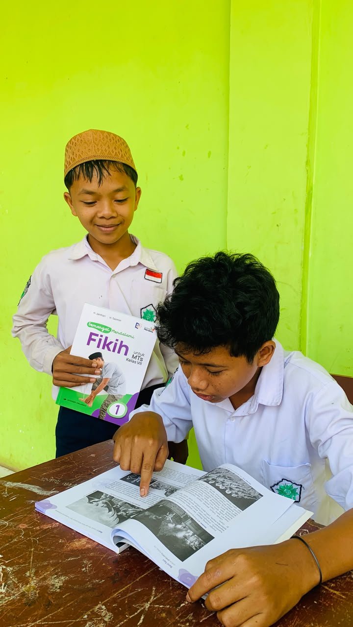 Membaca Lebih Asyik Bareng Teman 📖🤝  Cari tempat tenang buat baca buku atau diskusi materi pelajaran? Perpustakaan tempatnya!  Tingkatkan wawasanmu setiap hari. Buka pintunya, temukan bukunya, dan raih prestasimu! 🚀