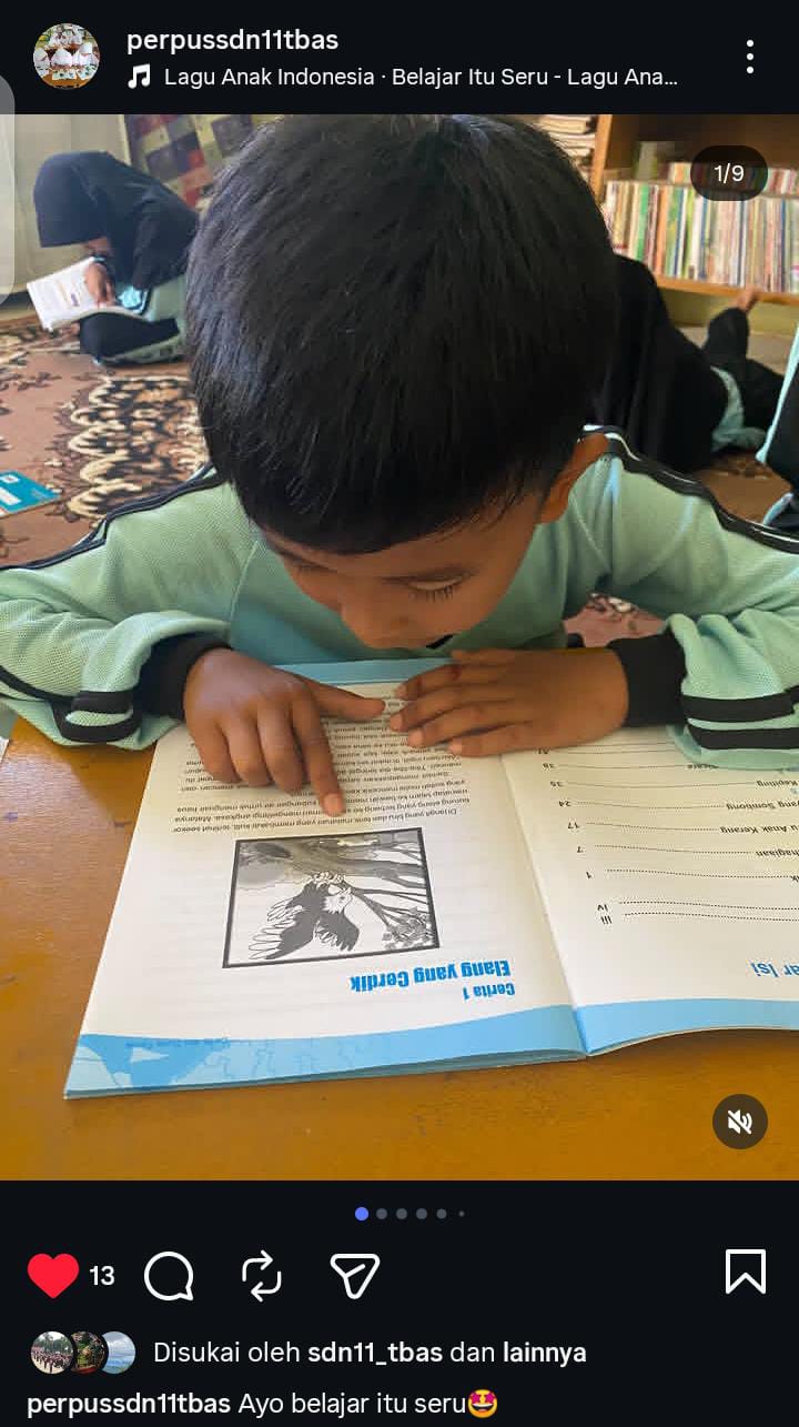 Siswa Kelas I Belajar Membaca di Perpustakaan