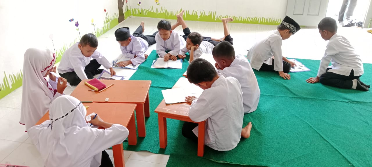 kegiatan belajar membaca bersama/literasi