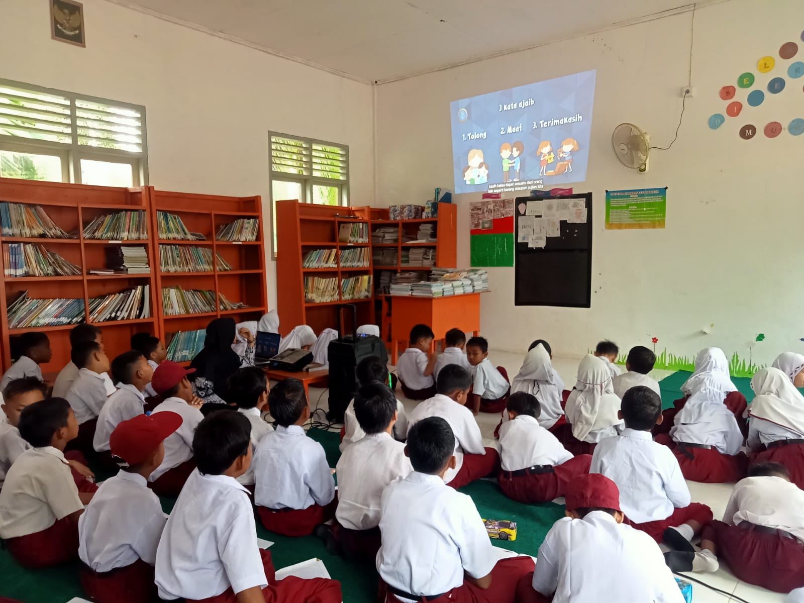 kegiatan literasi pagi oleh anak di perpustakaan sekolah dasar negeri 3 muaro bodi